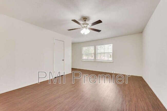 Building Photo - 516 Roberts Dr