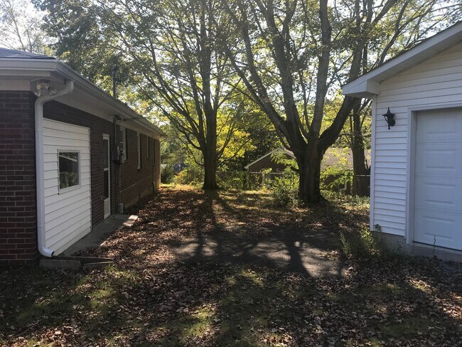 Building Photo - 3 Bedroom Pet Friendly Home For Rent!
