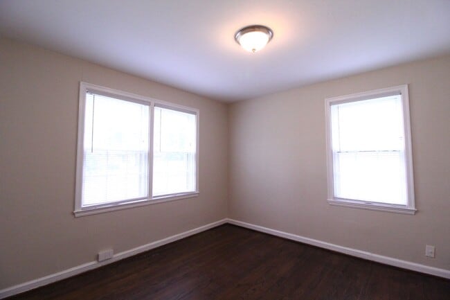 Building Photo - October FREE On This 1 Bedroom 1 Bath Dupl...