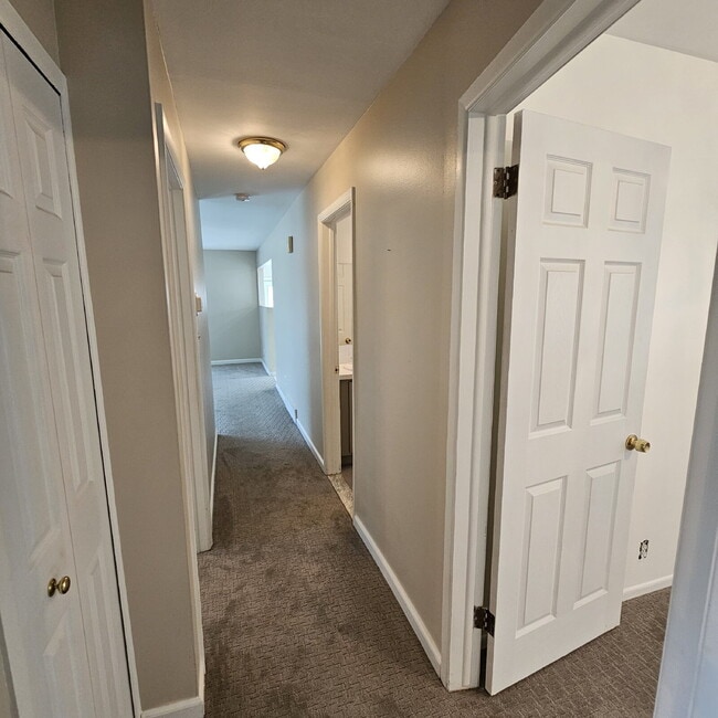 Building Photo - 3 Bedroom, 2 Bathroom, 2 Car Garage Brick ...