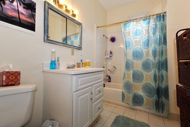 Building Photo - Huge 4 bed unit in the heart of Oak Square!