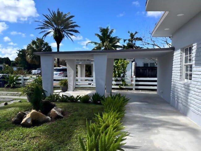 Building Photo - 3 bedroom in Miami FL 33150