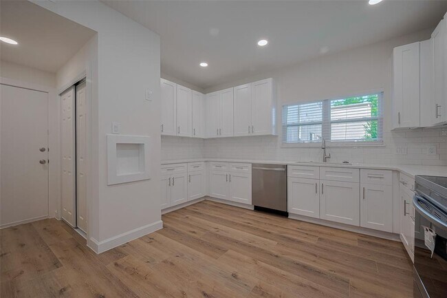 Building Photo - 1115 Augusta Dr