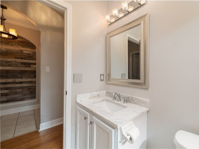 Building Photo - Beautiful 3 bedroom town home for rent Aug...