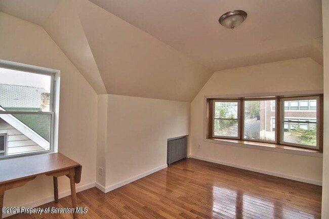 Building Photo - 533 Quincy Ave