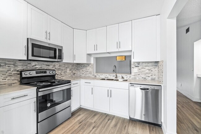 Building Photo - 5151 W Club Cir