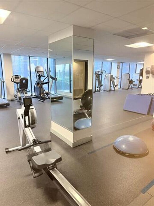 Building Photo - 540 Brickell Key Dr