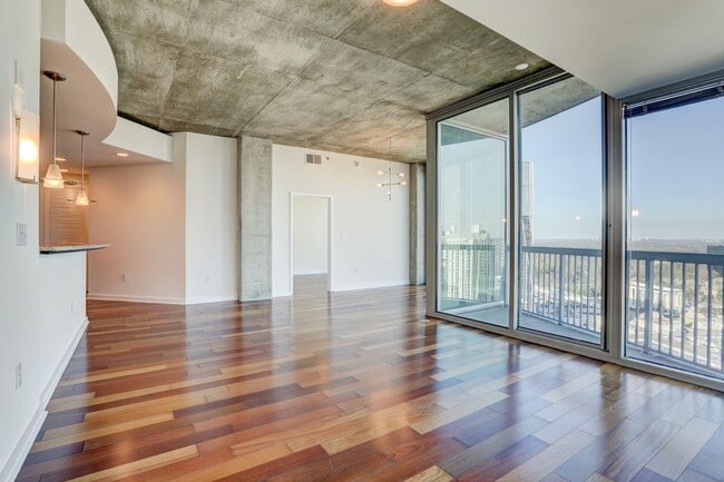 Building Photo - Gorgeous Two Bedroom Condo with Stunning Views of Buckhead!