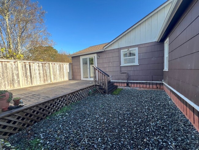 Building Photo - Charming Fields Landing House w/ Large Garage!