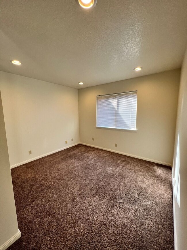 Building Photo - Three Bedroom House on Bend's West Side with RV Parking