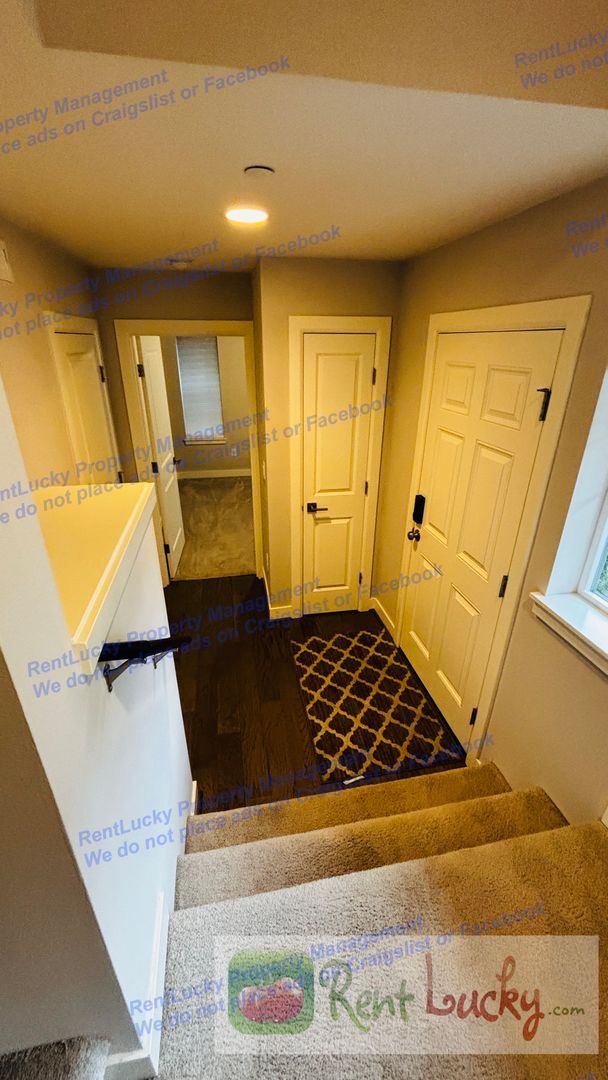 Building Photo - Spacious Issaquah Townhome w/ Entry-Level Suite & 2-Car Garage