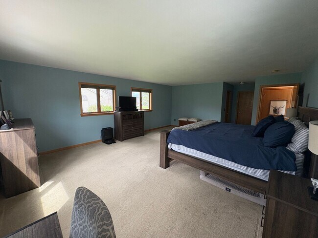 Building Photo - Large 4BR/2.5 BA Home w/ large yard & Central AC