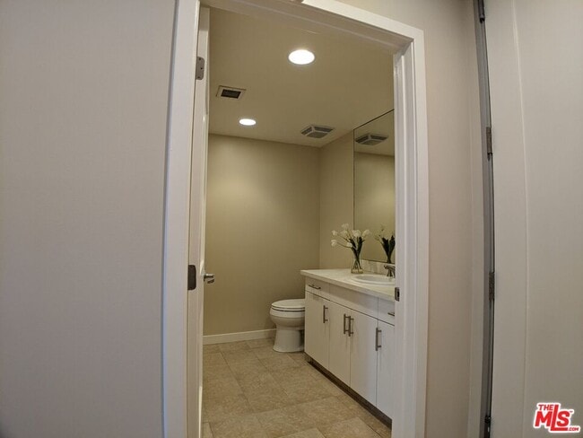 Building Photo - 5143 White Oak Ave