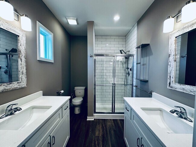 Building Photo - {1095} Modern Townhome Available Immediate...