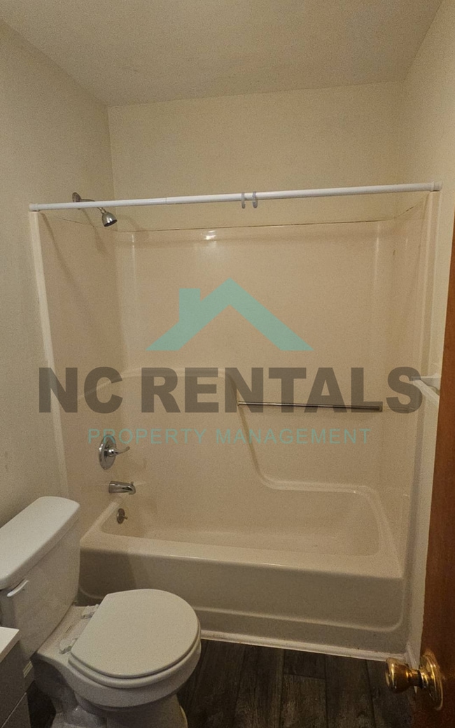 Building Photo - 340 Vista Cir