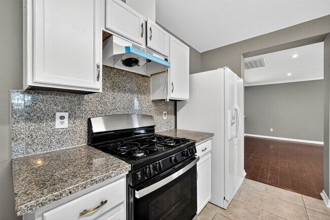 Building Photo - 5615 W Harrow Dr