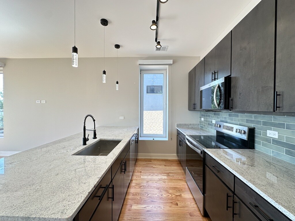 Building Photo - 2100 W 18th Pl