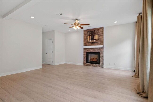 Building Photo - 4 Bedroom Pet Friendly Home For Rent with Club House, Comm. Pool, & Comm Gym Access!