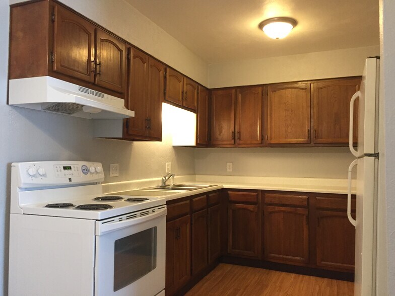 Building Photo - 805 Illini Ave