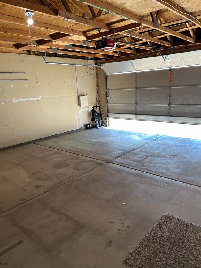 Building Photo - 3 Bedroom 2 Bathroom home Coming Soon! Ava...