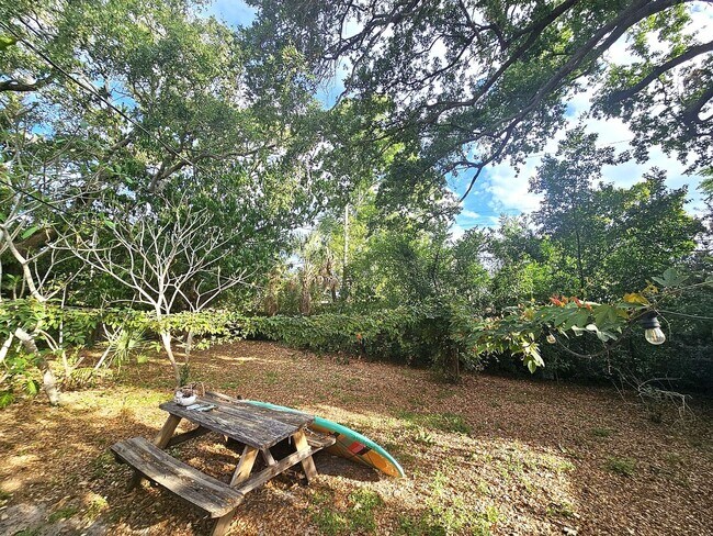 Building Photo - Lake Pasadena - Charming 2 Bedroom Home with Spacious Yard