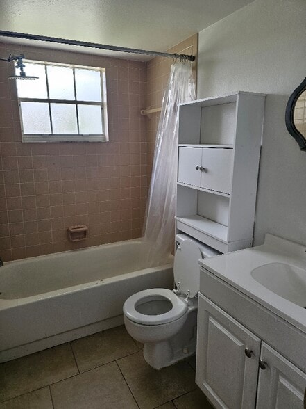 Building Photo - 563 Midway Track