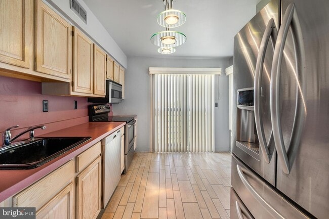 Building Photo - 5213 Le Parc Dr