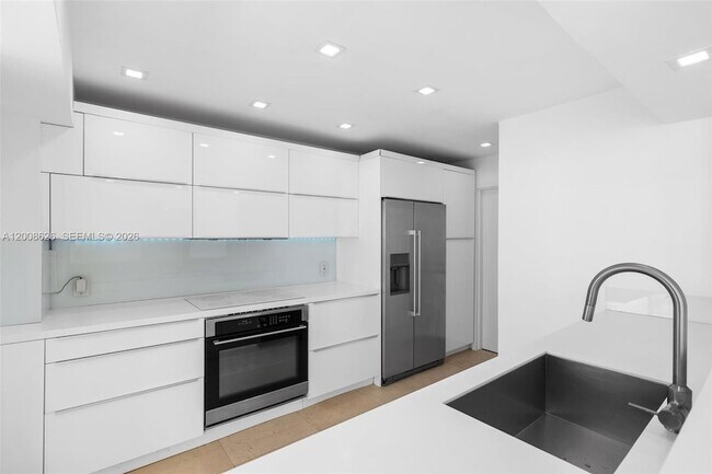 Building Photo - 1420 Brickell Bay Dr