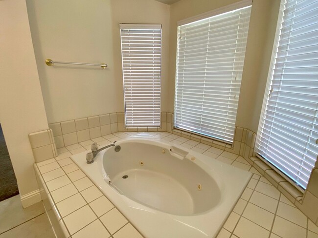 Building Photo - $2,295.00-  3 Bedroom Bullard & Fowler, Cl...