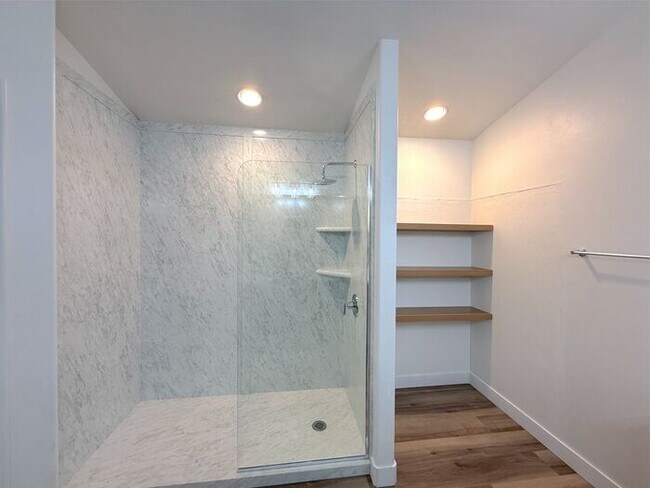 Building Photo - 3 bed, 2 bath home with 2 car garage