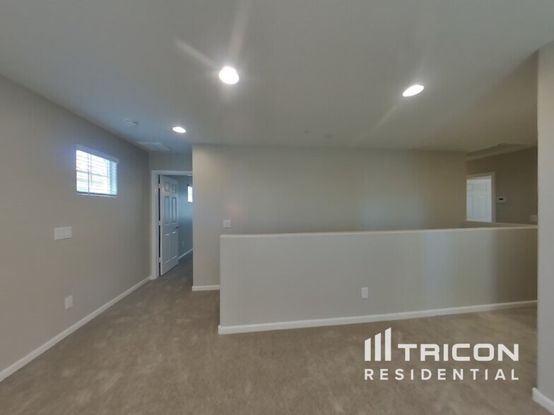 Building Photo - 8633 E Posada Ave