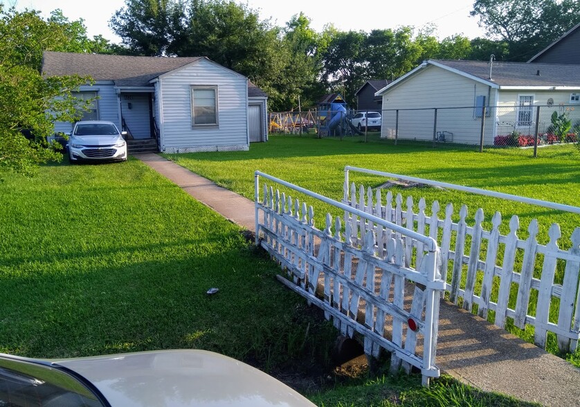 Access From the Street Via the Foot Bridge - 4824 Carmen St