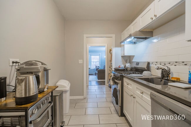 Building Photo - 6510 N Hamilton Ave