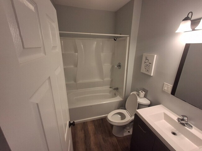 Building Photo - 474 Manton Ave