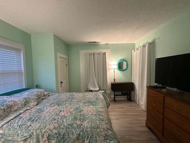 Building Photo - Updated 2 Bed 1 Bath Duplex