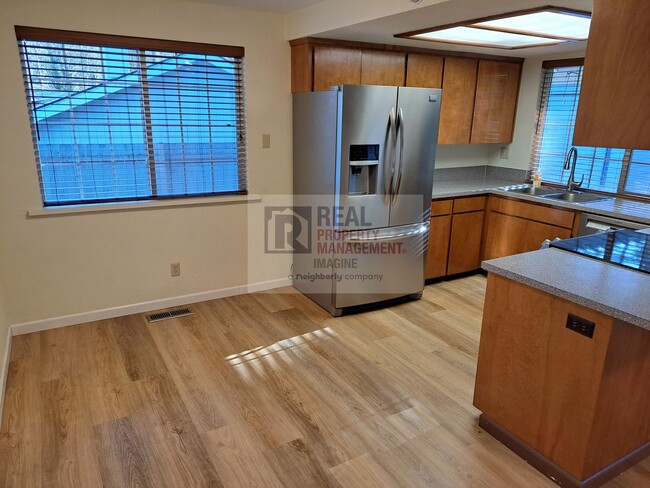 Building Photo - Check out this nice 3 bedroom, 2.0 bath ho...