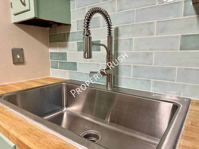 Building Photo - 1110 Fernway Cir