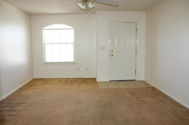 Building Photo - PRICED TO RENT QUICKLY !!