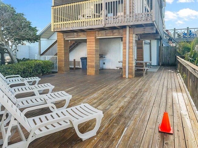 Building Photo - Amazing 3-Bed Condo with HUGE porch on the beach