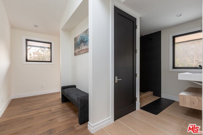 Building Photo - 1095 Chula Vista Pl