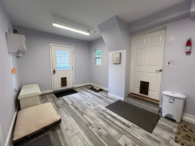 Building Photo - 817 Cypress Dr