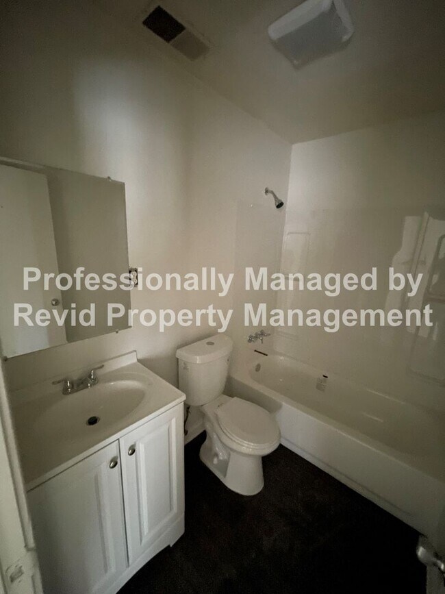 Building Photo - SECTION 8 ACCEPTED