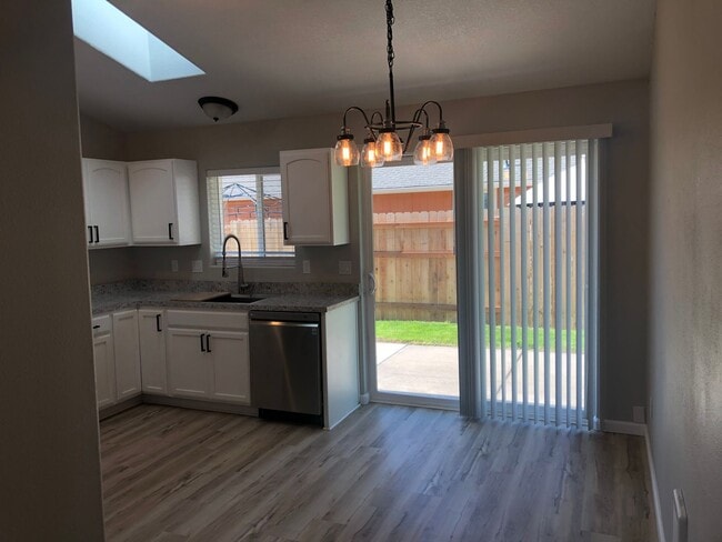 Building Photo - Updated 3 bedroom 2 bath house in Veneta!