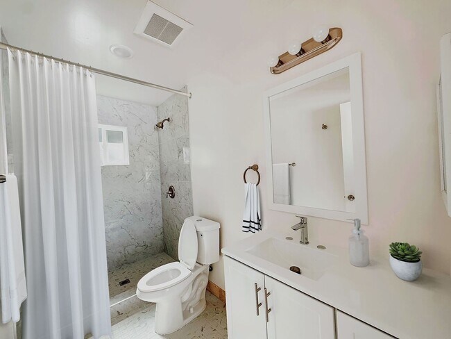 Building Photo - 2425 Sarbonne Dr