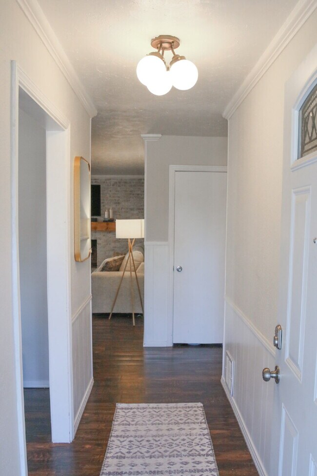 Building Photo - Spacious Updated Home!