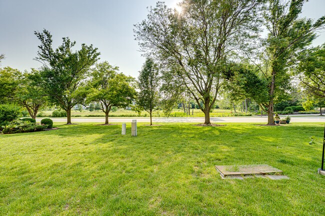 Building Photo - 1633 Hilton Head Dr