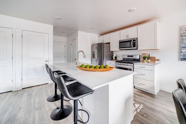 Building Photo - Like new Long Valley Townhome!