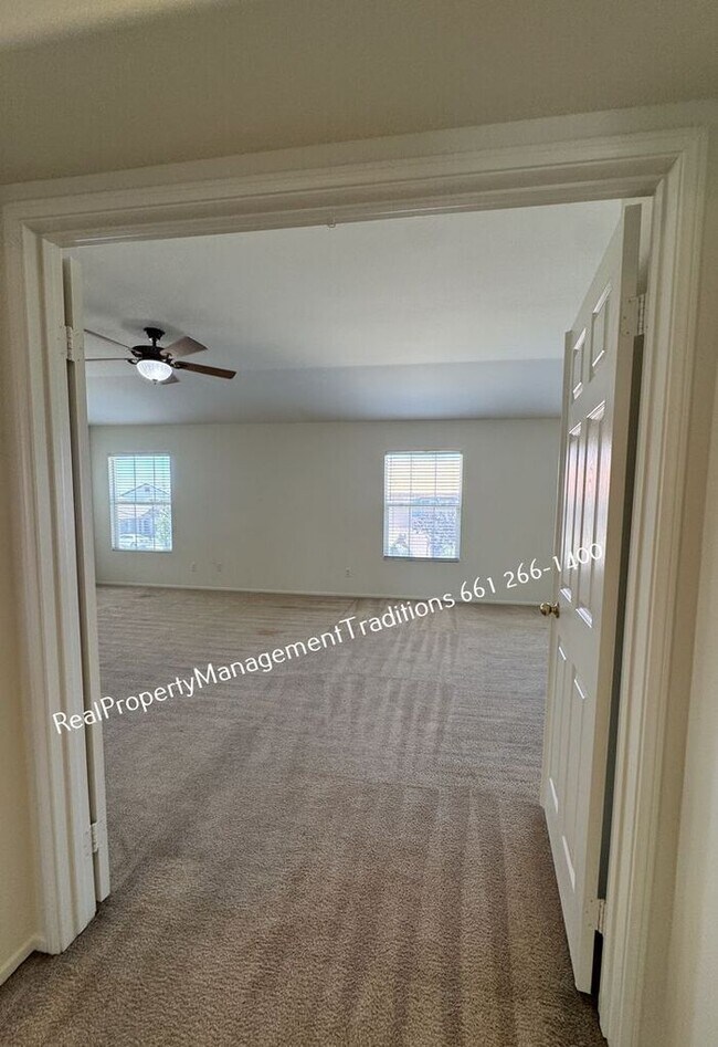 Building Photo - Spaciouse 4 Bed- 3 full Bath + plus Loft Home