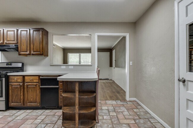 Building Photo - Spacious mid-century ranch home in Clegern