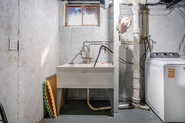 Building Photo - 176 Grand Ave